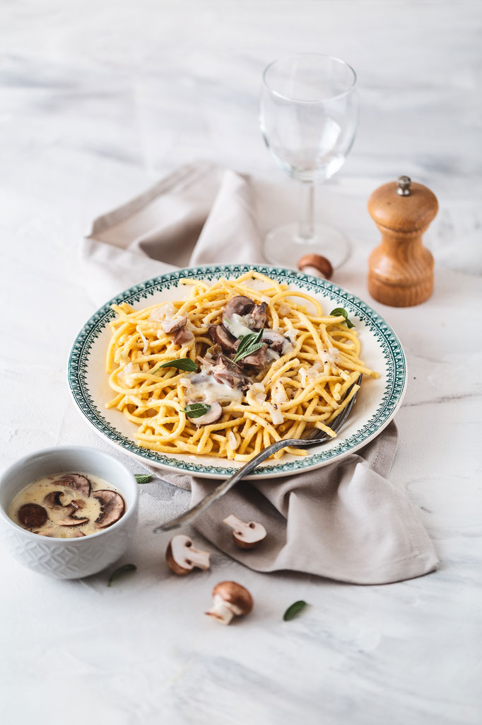 Spaetzle aux champignons brun et sauce cancoillotte