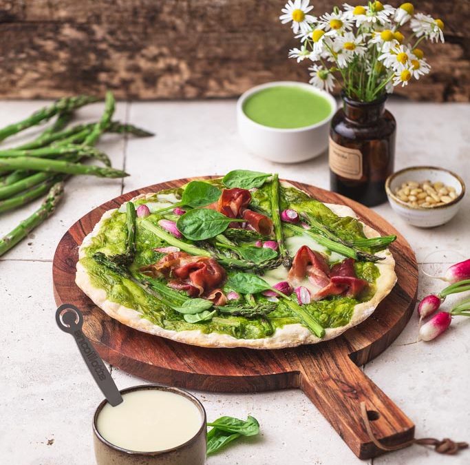 Pizza verte de printemps et pesto d’épinards à la Cancoillotte