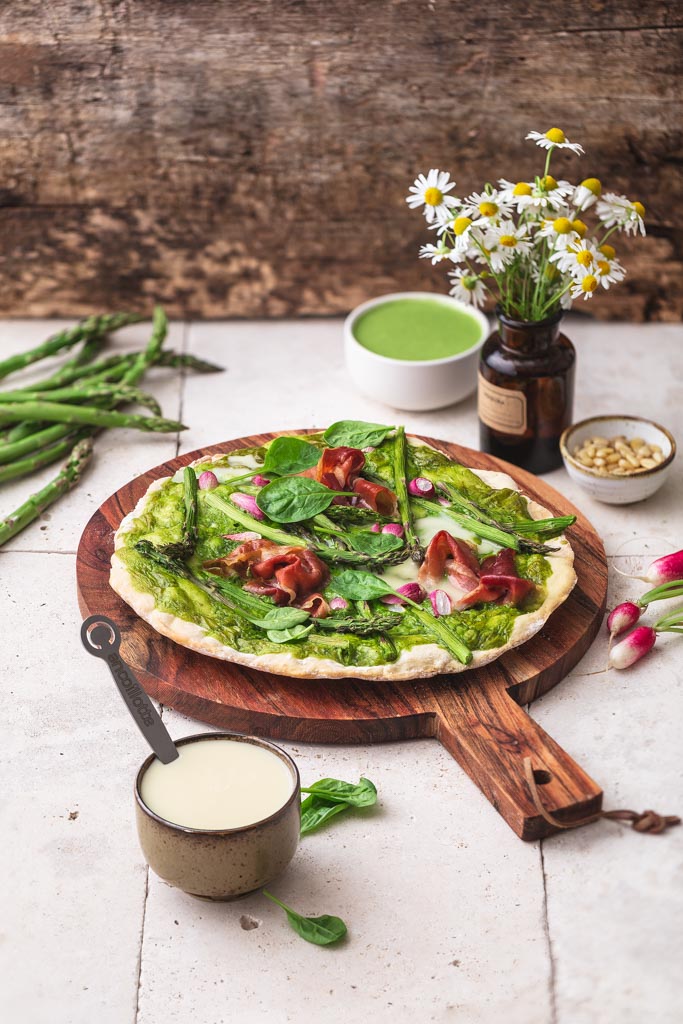 Pizza verte de printemps et pesto d’épinards à la Cancoillotte